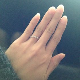 【銀座ダイヤモンドシライシの口コミ】 スタイリッシュで歳をとっても付けていて違和感のない指輪にしました。一…