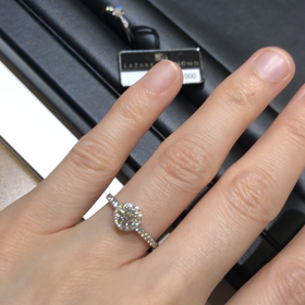 【ラザール ダイヤモンド(LAZARE DIAMOND)の口コミ】 とにかくダイヤモンドが綺麗で、他のお店で見るものと光り方がまったく違…