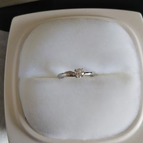 【俄(にわか)の口コミ】 デザインがとにかく気に入りました。華奢なデザインです。ひねりが入って…