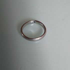 【ジュエリーツツミ(JEWELRY TSUTSUMI)の口コミ】 色はシルバー、デザインはシンプルで幅広なものがよかったので、夫の意見…