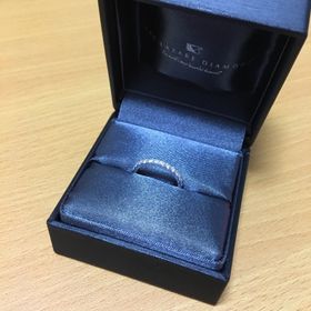 【ラザール ダイヤモンド(LAZARE DIAMOND)の口コミ】 大きいダイヤモンドが一粒の指輪ではなく、ダイヤモンドが並んだデザイン…