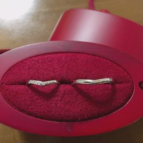 【ひなの口コミ】 婚約指輪と重ねづけもできそうなもので、V字のものを探していました。リン…
