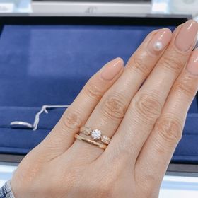 【4℃ BRIDAL(ヨンドシーブライダル)の口コミ】 私たちはシンプルな、ストレートデザインで探しているのですぐに目に付き…