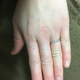 【4℃ BRIDAL(ヨンドシーブライダル)の口コミ】 シンプルにこだわり、細いタイプの指輪を購入しました。ダイヤもあまりゴ…