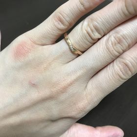 【4℃ BRIDAL(ヨンドシーブライダル)の口コミ】 V字になっているので手が長く見える印象の指輪のタイプを選びました。
ダ…