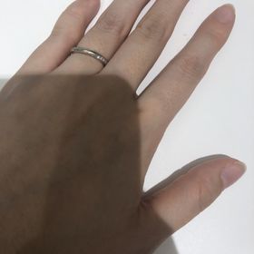 【エクセルコダイヤモンド(EXELCO DIAMOND)の口コミ】 ダイヤありか、なしかで悩んでいましたが、正面はシンプルで横にさり気な…