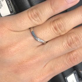 【エクセルコダイヤモンド(EXELCO DIAMOND)の口コミ】 基本的にはシンプルですが多少個性的な部分も欲しいと思いこのリングに決…