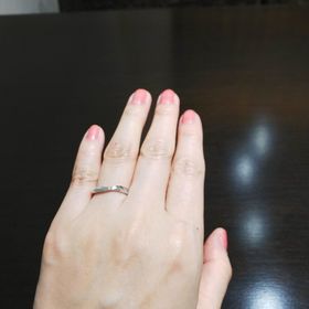 【俄(にわか)の口コミ】 上品でギラギラしすぎないリングで好感が持てました。他のデザインも指が…