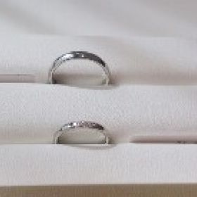 【MIKIMOTO(ミキモト)の口コミ】 シンプルなデザインに小さなダイヤが3つ距離が近く並んでいて、光があたる…