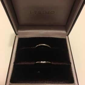 【アイプリモ(I-PRIMO)の口コミ】 デザイン : ナパイア   素材 : プラチナ
価格 : ペアで12万弱 

シンプル…