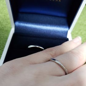 【HOSHI no SUNA 星の砂(ほしのすな)の口コミ】 細身のタイプの指輪で、指が長く見えるとのことで選びました。デザインは…