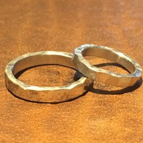 【ichi(イチ)の口コミ】 槌目模様の指輪が2人で気に入ってしまいました！

他店でも槌目模様の指輪…