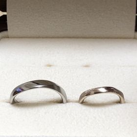 【TANZO.(鍛造指輪)の口コミ】 【指輪のデザインについて】
軽くS字をかけて、両端にダイヤモンドダスト…