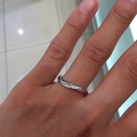 【4℃ BRIDAL(ヨンドシーブライダル)の口コミ】 ダイヤが斜めにたくさん入っている為
つけた時にキラキラして指輪が目立っ…