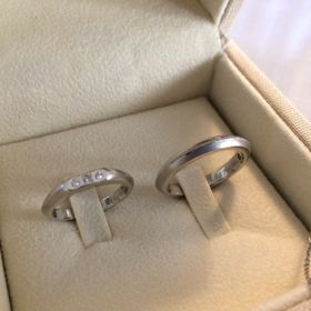 【AIGIS(アイギス)の口コミ】 シンプルかつ人と同じでないデザインを目指しました。
新婦側はダイヤを1…