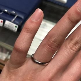 【銀座ダイヤモンドシライシの口コミ】 指輪の下側にダイヤモンドが3石散りばめられているため、周囲の人からはシ…