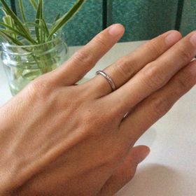 【4℃ BRIDAL(ヨンドシーブライダル)の口コミ】 私の手がゴツゴツしていて、色黒なので細身のシンプルなリングを探してい…