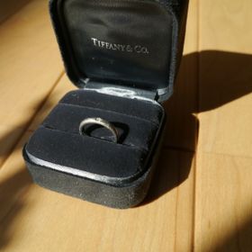 【ティファニー(Tiffany & Co.)の口コミ】 エタニティーリングのようなダイヤモンドをちりばめたデザインとベーシッ…