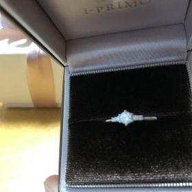【アイプリモ(I-PRIMO)の口コミ】 値段にこだわりはなく、安くてかわいい婚約指輪を探していました。
左右対…