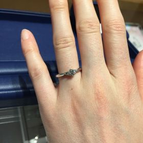 【銀座ダイヤモンドシライシの口コミ】 ダイヤのボリュームがあり、また三連で石があることで輝きが素晴らしかっ…