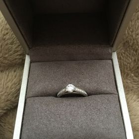 【ショーメ(CHAUMET)の口コミ】 ショーメの他の指輪と悩みに悩んで、この一粒ダイヤの目立つデザインに惹…