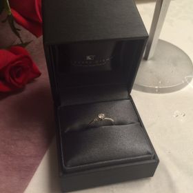 【ラザール ダイヤモンド(LAZARE DIAMOND)の口コミ】 婚約指輪は彼が選んできたのですが、この輝き感とダイヤモンドの横にある…