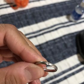 【4℃ BRIDAL(ヨンドシーブライダル)の口コミ】 ダイヤが１つでとてもシンプルなところが気に入りました。ハデでもなく着…