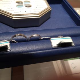 【銀座ダイヤモンドシライシの口コミ】 婚約指輪との重ね付けとの相性もよく、彼女の指にピッタリと合っていまし…