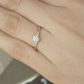【Mariage ent(マリアージュエント)の口コミ】 サイドにメレダイヤが２つ付いておりシンプルですがオシャレで存在感のあ…