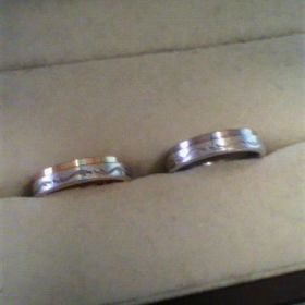 【Something Blue(サムシングブルー)の口コミ】 「主人がつけやすいものを」と考えていたので、いくつか二人で候補を絞っ…