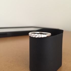 【モニッケンダム(MONNICKENDAM)の口コミ】 指が小さいのでダイヤモンドの部分がぴったりでとても気に入りました。指…