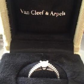 【ヴァン クリーフ＆アーペル(Van Cleef & Arpels)の口コミ】 一生に一度なのでソリティアリングの婚約指輪を探していました。プラチナ…