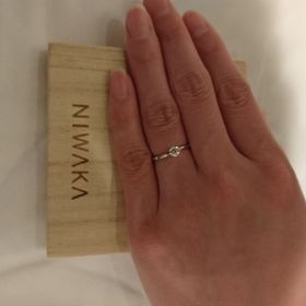 【俄(にわか)の口コミ】 私と妻もお互いデザインに一目惚れし購入しました。細めのリングですが存…
