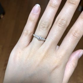 【Foulason(フレゾン)の口コミ】 全体にダイヤのあるものを探していました。
こちらのデザインは一見派手で…