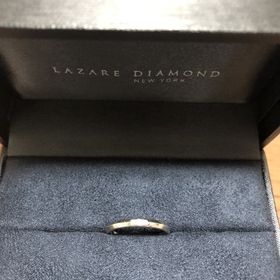 【ラザール ダイヤモンド(LAZARE DIAMOND)の口コミ】 シンプルだけど、ダイヤモンドがアクセントになっていて飽きないデザイン
…