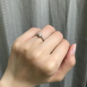 【銀座ダイヤモンドシライシの口コミ】 ゆりをモチーフにした可愛らしい指輪で、下から多くの光が入ることでより…