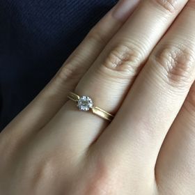 【Sirena Azzurro(セイレーン アズーロ)】の口コミ カラーはゴールドが良くて、かつど定番の婚約指輪！！みたいなのが苦手でし...