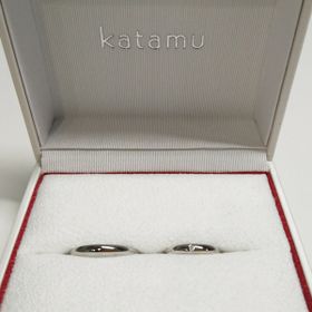 【Katamu(カタム)の口コミ】 ずっと長い間着けていく指輪なので、ごくごくシンプルで飽きのこないデザ…