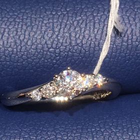 【銀座ダイヤモンドシライシの口コミ】 セミオーダーのリングとダイヤモンド別々のものです。
既存品を試着させて…