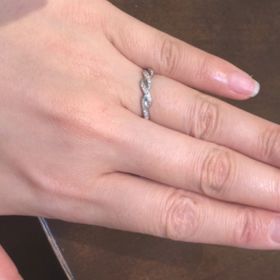 【LUCIE(ルシエ)の口コミ】 ゆるやかな曲線が綺麗なリングで、リボンをモチーフにした個性的なもので…