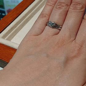 【アネリディギンザ(ANELLI DI GINZA)の口コミ】 Vラインのセットリングです。見本は0.3カラットと聞きました。自分でダイ…