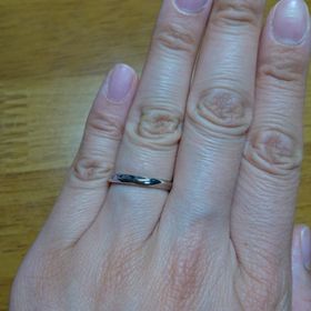 【エクセルコダイヤモンド(EXELCO DIAMOND)の口コミ】 結婚指輪のデザインは、婚約指輪と重ね付けをした時に指がきれいに見える…