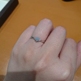 【俄(にわか)の口コミ】 上から見ると菱形に見え、横からみると鈴蘭にみえる、輝きが素敵な指輪で…