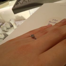 【ヴァンドーム青山(VENDOME AOYAMA)の口コミ】 リングがシンプルでスッキリしており、ダイヤモンドが主役になるような形…