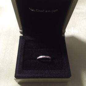 【ヴァン クリーフ＆アーペル(Van Cleef & Arpels)の口コミ】 主人の意見もあり、主張が強すぎないシンプルなデザインのこの指輪に決め…