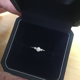 【銀座ダイヤモンドシライシの口コミ】 最初はダイアモンドがひとつだけのデザインを希望して試着させてもらいま…