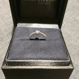 【ラザール ダイヤモンド(LAZARE DIAMOND)の口コミ】 自分の指にはめたときに、しっくりくるデザインがこれでした。
指輪をする…