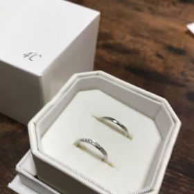 【4℃ BRIDAL(ヨンドシーブライダル)の口コミ】 シンプルでリーズナブルな結婚指輪を探していました。ダイヤもさりげなく…