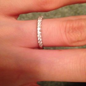 【エクセルコダイヤモンド(EXELCO DIAMOND)の口コミ】 細くて繊細で華奢なデザインを探していました。その中でハーフエタニティ…