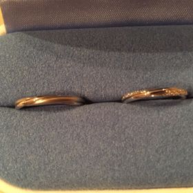 【銀座ダイヤモンドシライシの口コミ】 縦爪でダイヤモンドが際立つデザインが気に入りました。またセットリング…